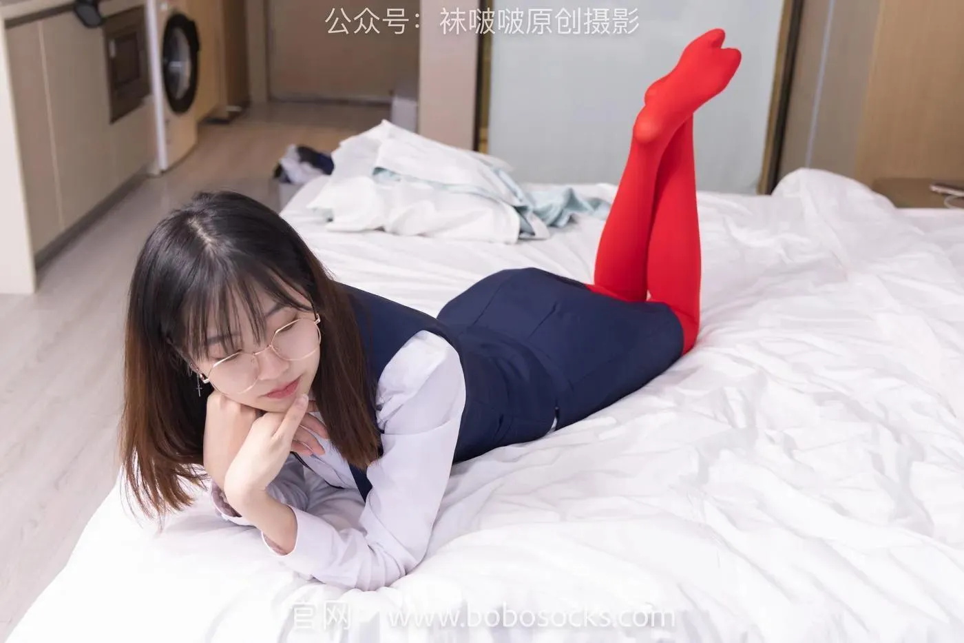 [BoBoSocks袜啵啵]NO.132 小甜豆-aj1板鞋、蓝色短靴、厚黑丝、厚红丝 [145P]插图8